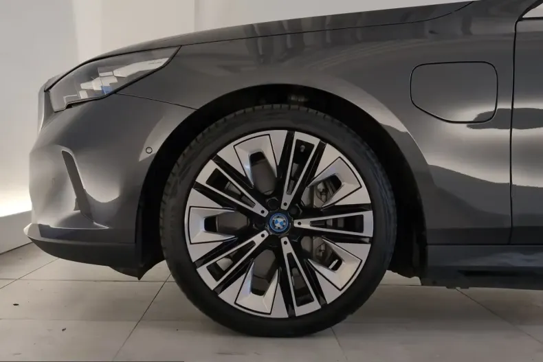 BMW 550 (Seria 5) din 2025 cu 34.468 km - oferta BMW218852 - foto 9
