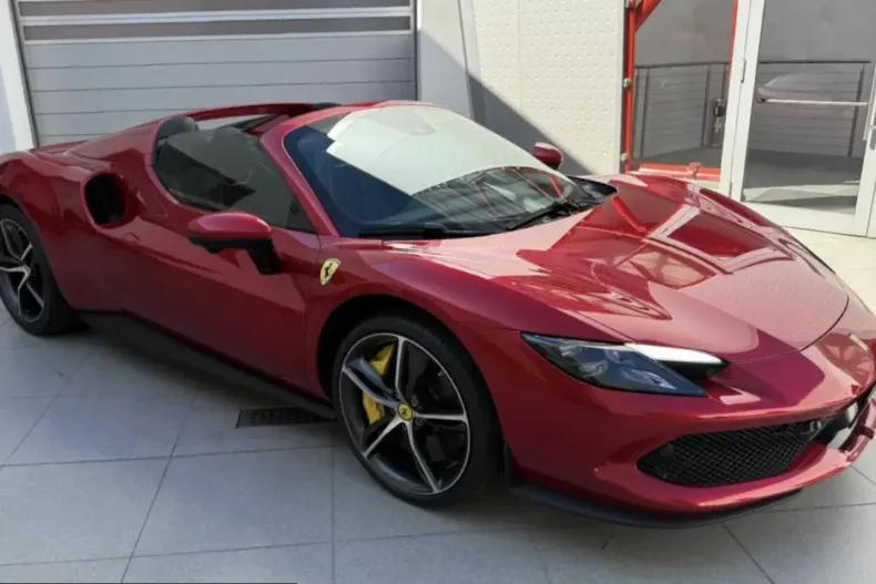 Ferrari 296 GTS din 2025 cu 3.800 km - oferta FER218974 - foto 1