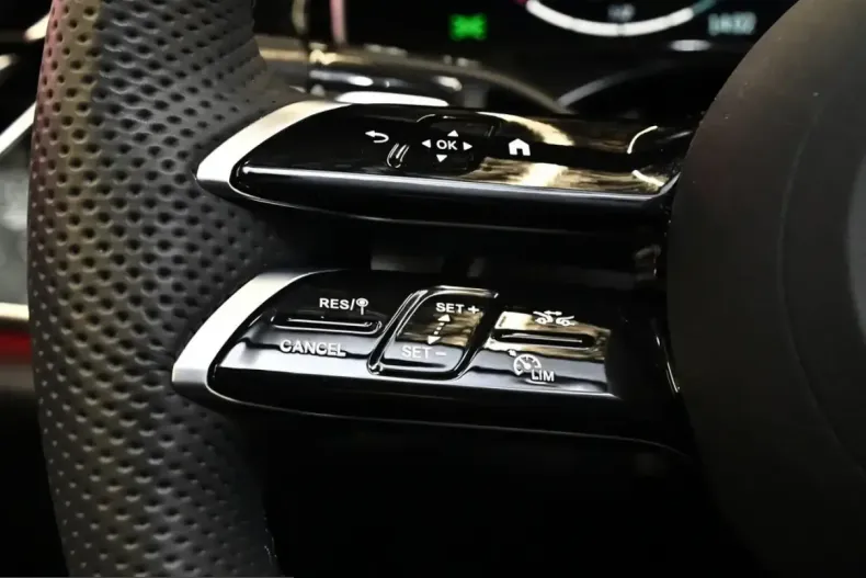 Mercedes-Benz E 400 (Clasa E) din 2025 cu 33.900 km - oferta MER219022 - foto 6