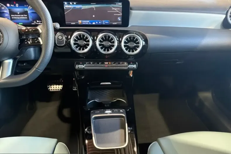Mercedes-Benz A 250 (Clasa A) din 2024 cu 6.898 km - oferta MER219079 - foto 14