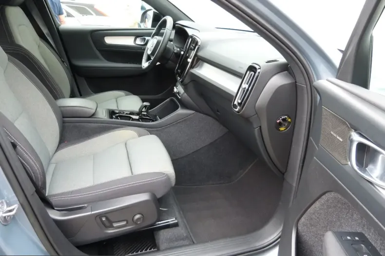 Volvo XC40 din 2023 cu 59.900 km - oferta VOL219143 - foto 12
