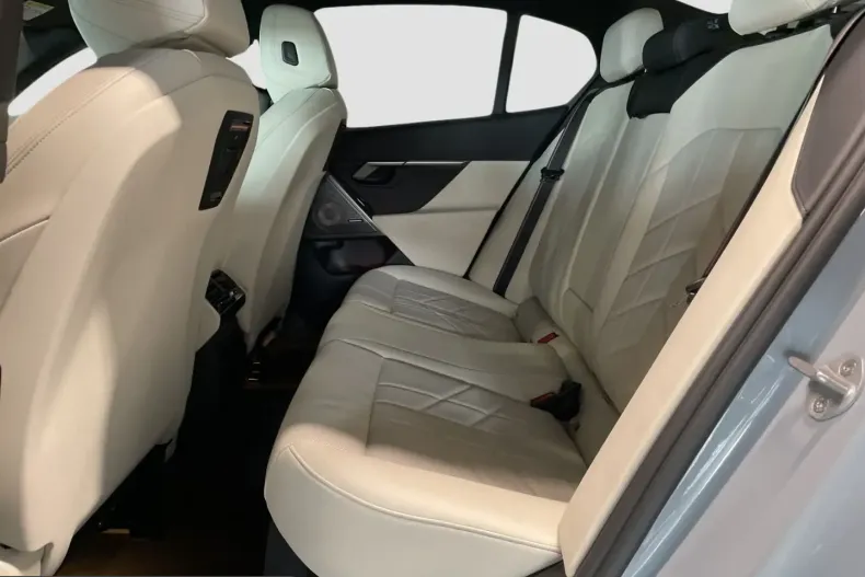 BMW 550 (Seria 5) din 2025 cu 11.223 km - oferta BMW219177 - foto 9