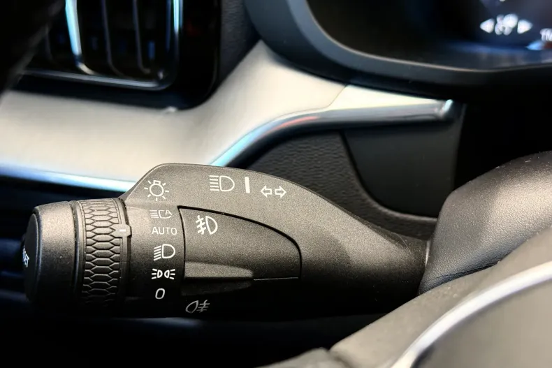 Volvo XC60 din 2020 cu 104.545 km - oferta VOL219638 - foto 24