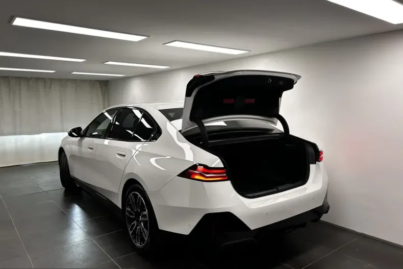 BMW 550 (Seria 5) din 2025 cu 15.590 km - oferta BMW220411 - foto 12