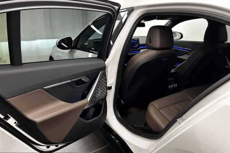 BMW 550 (Seria 5) din 2025 cu 15.590 km - oferta BMW220411 - foto 14