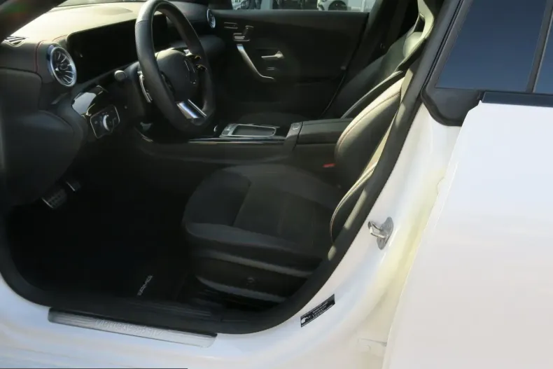 Mercedes-Benz CLA 200 (Clasa CLA) din 2024 cu 14.493 km - oferta MER220604 - foto 6