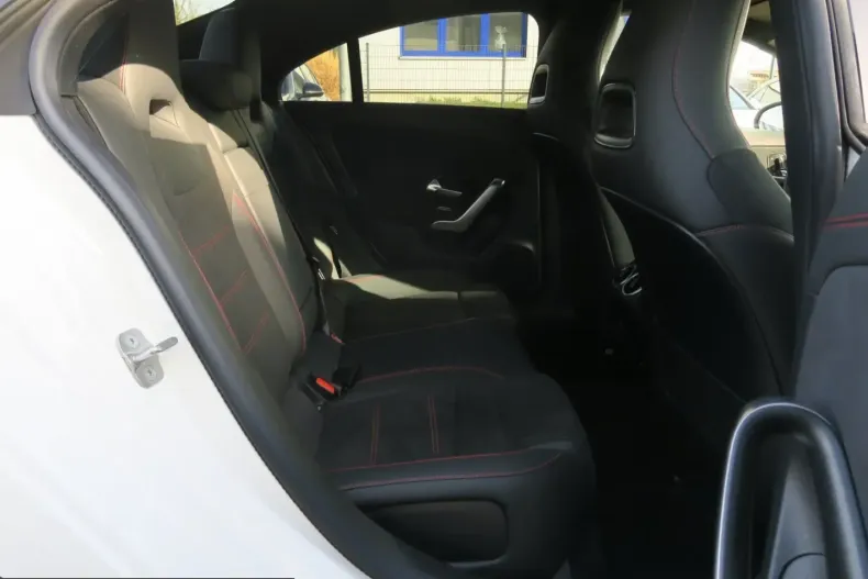 Mercedes-Benz CLA 200 (Clasa CLA) din 2024 cu 14.493 km - oferta MER220604 - foto 9
