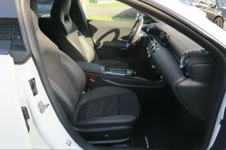 Mercedes-Benz CLA 200 (Clasa CLA) din 2024 cu 14.493 km - oferta MER220604 - foto 10