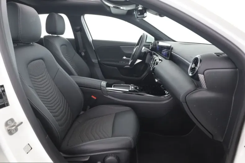 Mercedes-Benz A 200 (Clasa A) din 2025 cu 8.009 km - oferta MER220642 - foto 11