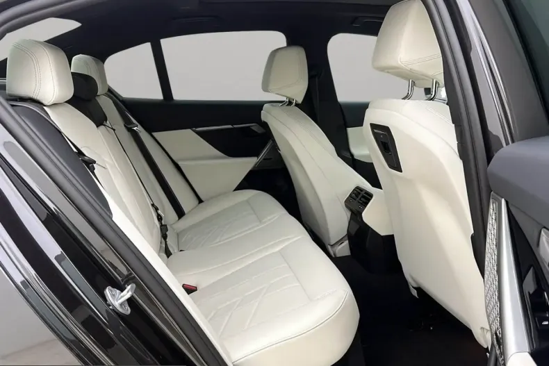 BMW 550 (Seria 5) din 2025 cu 21.310 km - oferta BMW220813 - foto 18