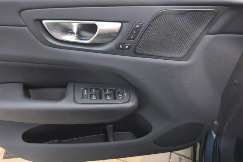 Volvo XC60 din 2025 cu 22.809 km - oferta VOL220869 - foto 8