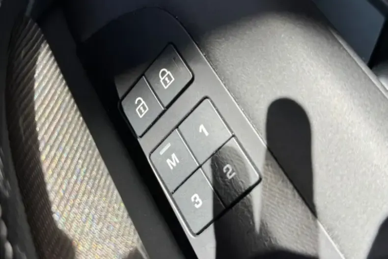 Land Rover Discovery din 2022 cu 32.000 km - oferta LAN220957 - foto 17