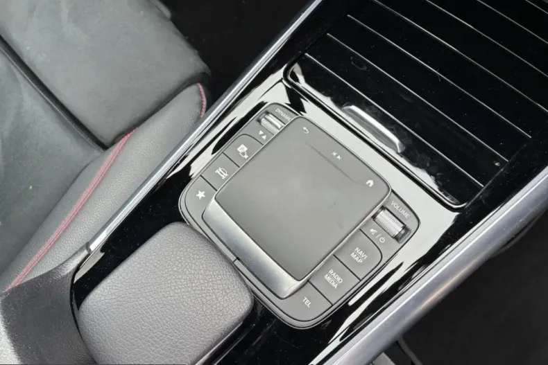 Mercedes-Benz GLA 200 (Clasa GLA) din 2022 cu 37.828 km - oferta MER220992 - foto 17