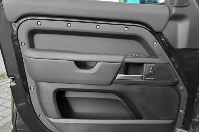 Land Rover Defender din 2025 cu 24.500 km - oferta LAN221208 - foto 6