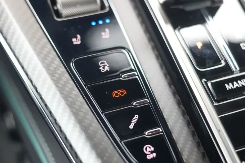 Aston Martin V8 Vantage din 2025 cu 9.370 km - oferta AST221317 - foto 39