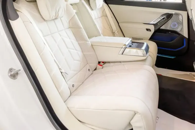 BMW 740d (Seria 7) din 2025 cu 42 km - oferta BMW221379 - foto 14