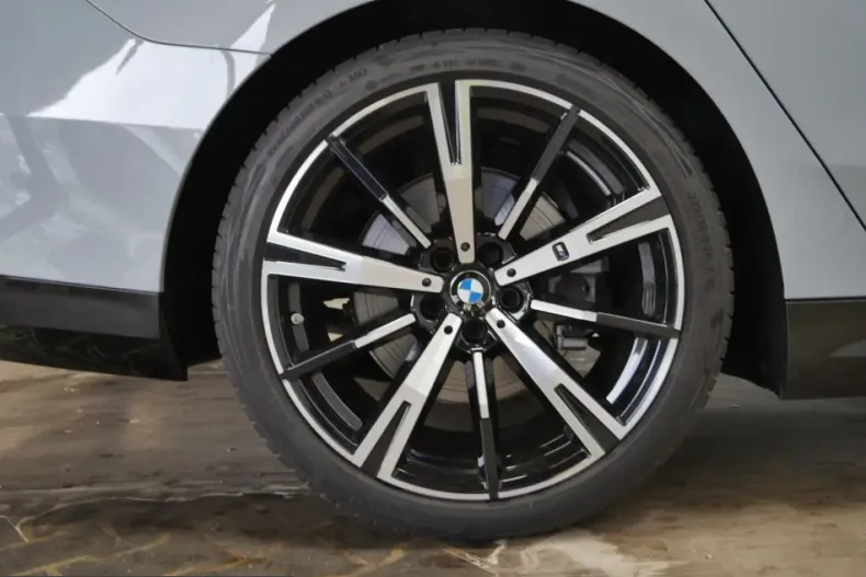 BMW 540 (Seria 5) din 2025 cu 11.085 km - oferta BMW221481 - foto 4