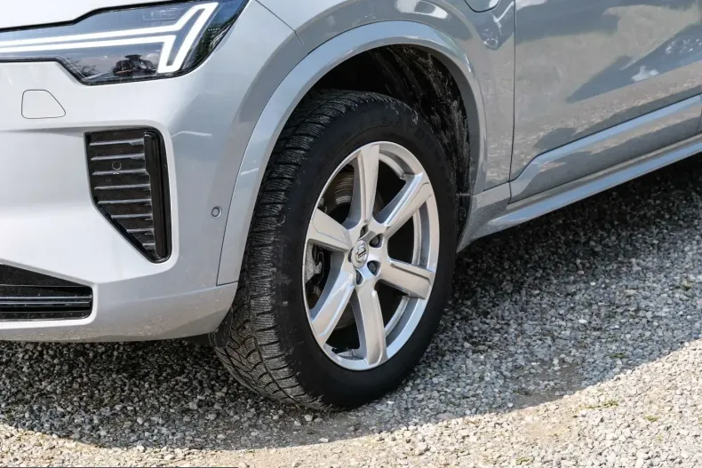 Volvo XC90 din 2025 cu 25.898 km - oferta VOL221532 - foto 3
