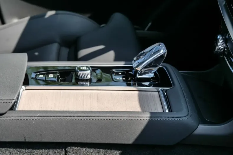 Volvo XC90 din 2025 cu 25.898 km - oferta VOL221532 - foto 17