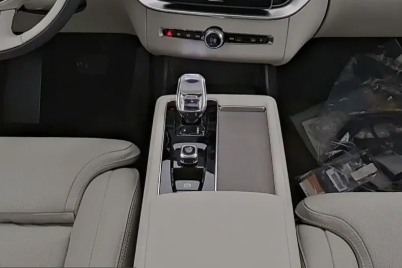 Volvo XC90 din 2025 cu 25.370 km - oferta VOL221534 - foto 6