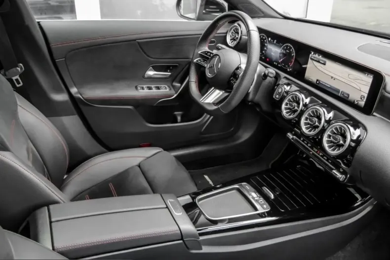 Mercedes-Benz CLA 180 (Clasa CLA) din 2025 cu 30.474 km - oferta MER221782 - foto 3