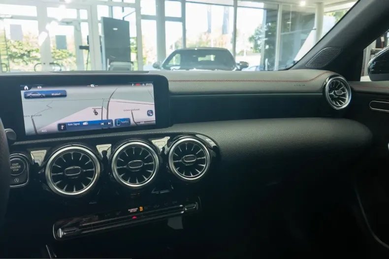 Mercedes-Benz CLA 200 (Clasa CLA) din 2024 cu 14.847 km - oferta MER221850 - foto 13