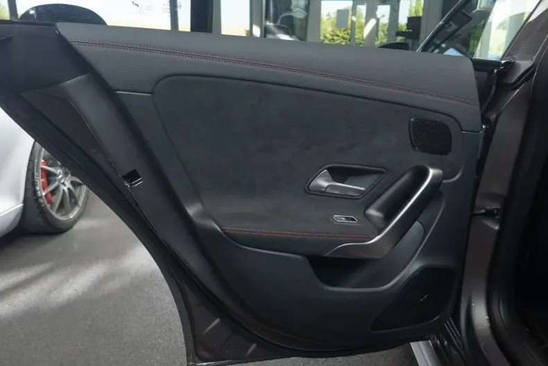Mercedes-Benz CLA 200 (Clasa CLA) din 2024 cu 14.847 km - oferta MER221850 - foto 23
