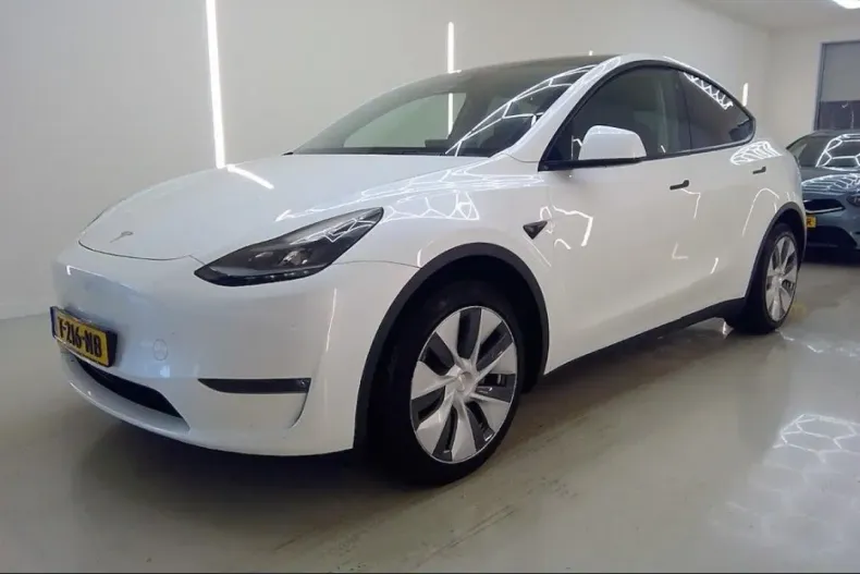 Tesla Model Y din 2023 cu 64.261 km - oferta TES222112 - foto 1