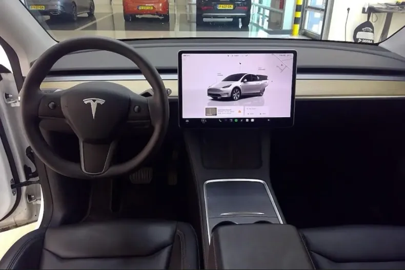 Tesla Model Y din 2023 cu 64.261 km - oferta TES222112 - foto 3
