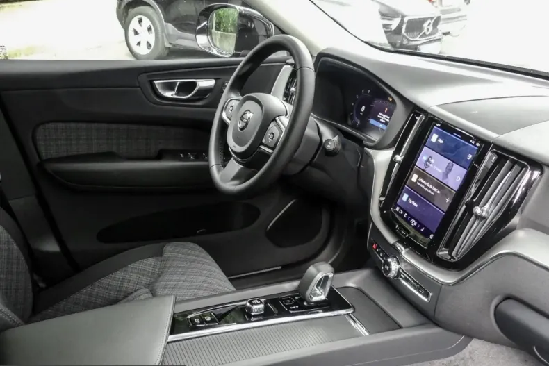 Volvo XC60 din 2024 cu 21.696 km - oferta VOL222113 - foto 3