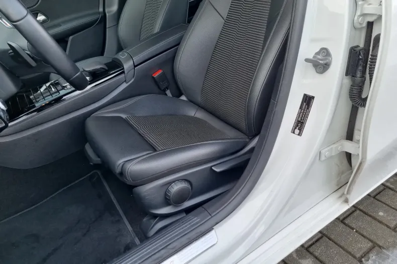 Mercedes-Benz A 250 (Clasa A) din 2021 cu 39.749 km - oferta MER222383 - foto 12
