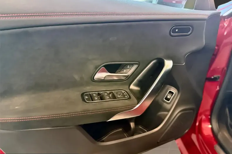 Mercedes-Benz CLA 200 (Clasa CLA) din 2024 cu 12.000 km - oferta MER222996 - foto 10