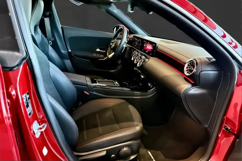Mercedes-Benz CLA 200 (Clasa CLA) din 2024 cu 12.000 km - oferta MER222996 - foto 16