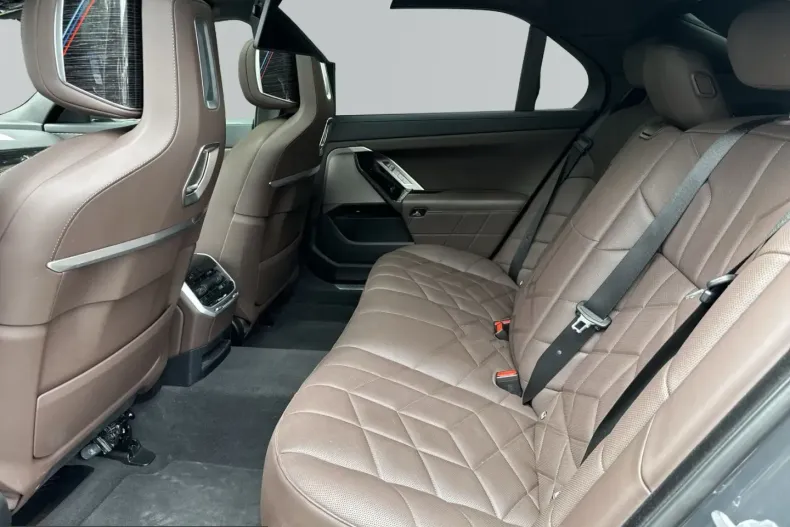 BMW 740 (Seria 7) din 2025 cu 27.788 km - oferta BMW223235 - foto 8