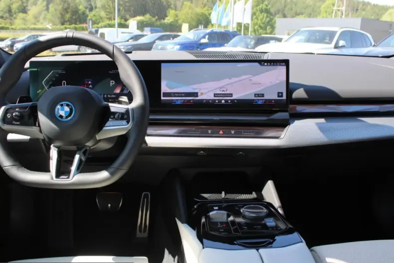 BMW 550 (Seria 5) din 2024 cu 15.474 km - oferta BMW223290 - foto 13