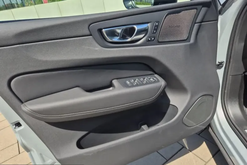 Volvo XC60 din 2025 cu 7.500 km - oferta VOL223361 - foto 11