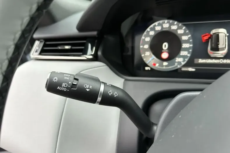 Land Rover Range Rover Velar din 2024 cu 3.800 km - oferta LAN223396 - foto 15