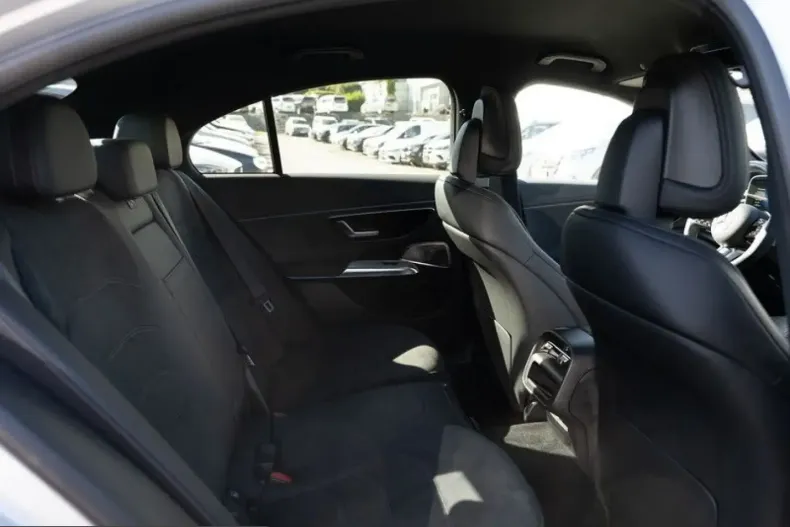Mercedes-Benz E 300 (Clasa E) din 2025 cu 7.680 km - oferta MER223547 - foto 4