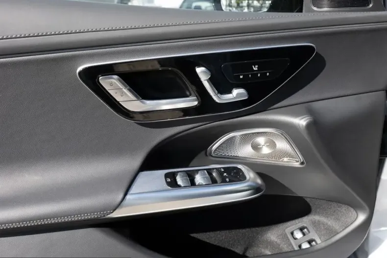 Mercedes-Benz E 300 (Clasa E) din 2025 cu 7.680 km - oferta MER223547 - foto 19