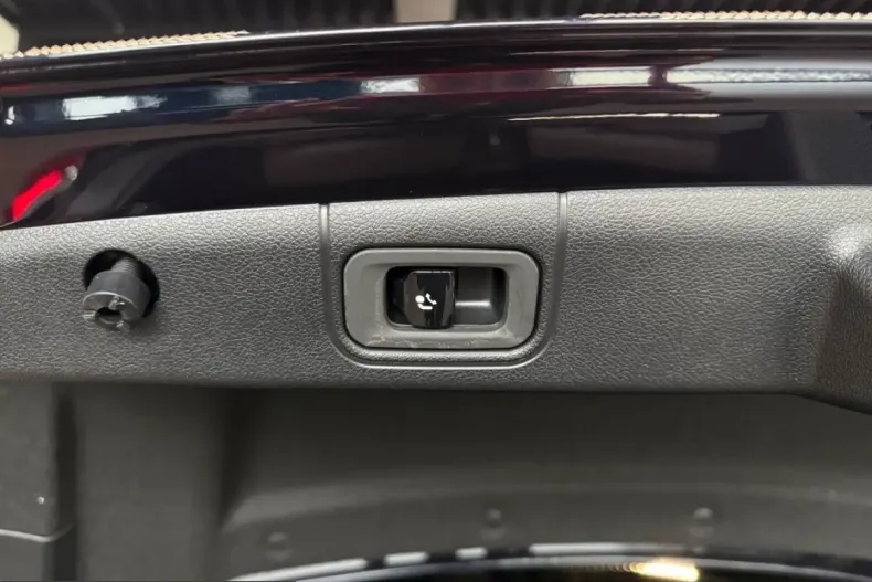 Mercedes-Benz E 220 (Clasa E) din 2025 cu 17.098 km - oferta MER223569 - foto 9