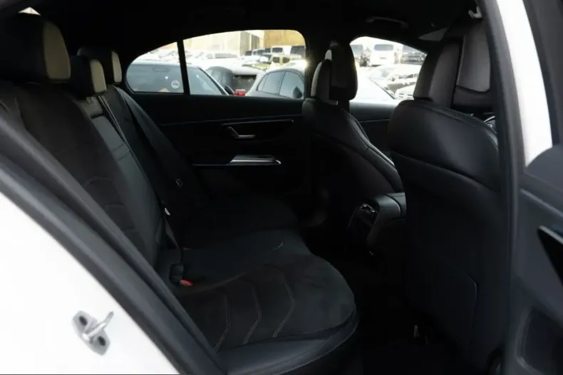 Mercedes-Benz E 200 (Clasa E) din 2025 cu 4.440 km - oferta MER223647 - foto 4