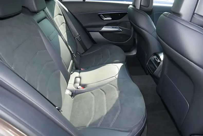 Mercedes-Benz E 220 (Clasa E) din 2024 cu 5.597 km - oferta MER223709 - foto 6