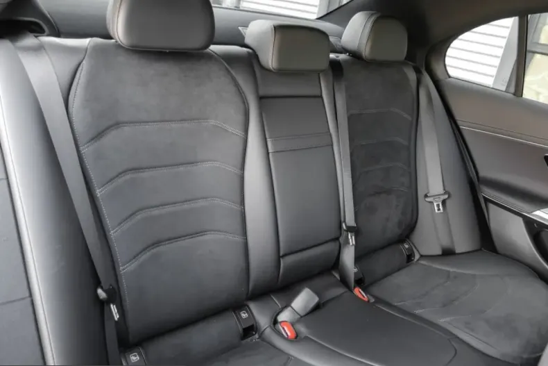 Mercedes-Benz E 200 (Clasa E) din 2025 cu 8.529 km - oferta MER223724 - foto 4