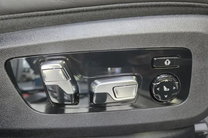 BMW XM (Seria X) din 2025 cu 8.750 km - oferta BMW223919 - foto 37