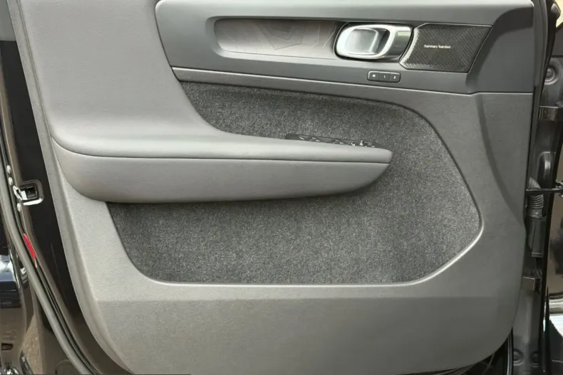 Volvo XC40 din 2022 cu 42.700 km - oferta VOL223972 - foto 8