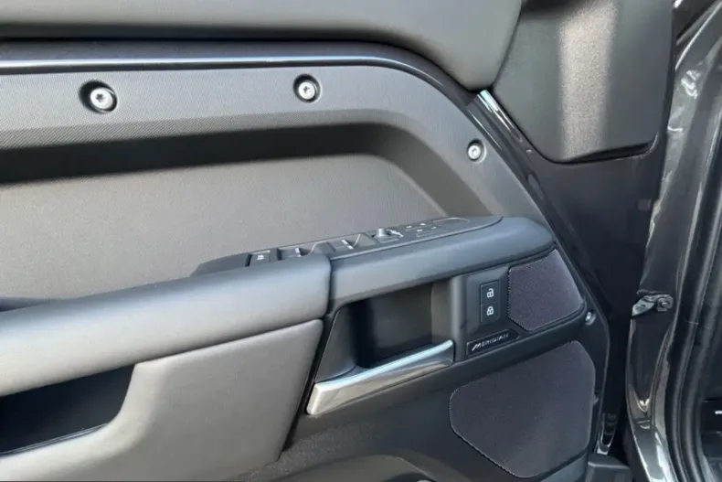 Land Rover Defender din 2024 cu 8.450 km - oferta LAN224341 - foto 10