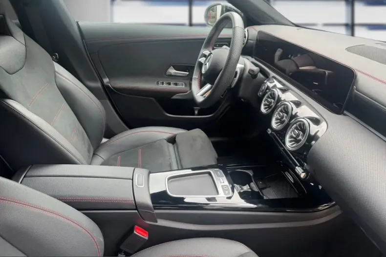 Mercedes-Benz CLA 200 (Clasa CLA) din 2025 cu 26.649 km - oferta MER224555 - foto 9