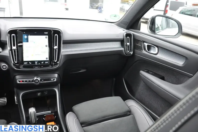 Volvo XC40 din 2022 cu 45.900 km - oferta VOL224580 - foto 28