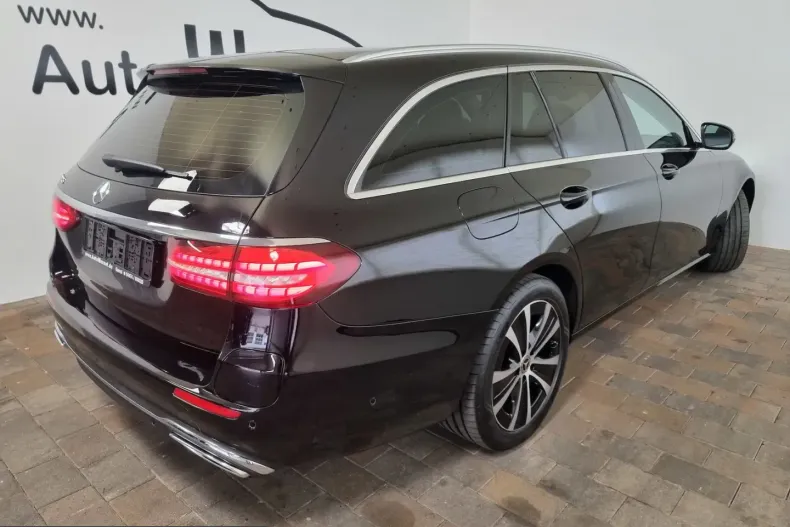 Mercedes-Benz E 300 (Clasa E) din 2022 cu 54.500 km - oferta MER224583 - foto 4