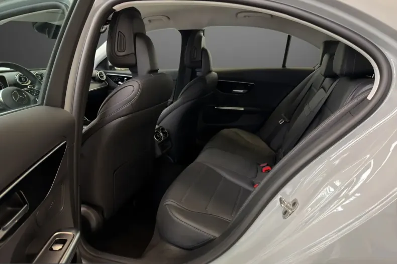 Mercedes-Benz C 400 (Clasa C) din 2024 cu 5.797 km - oferta MER224627 - foto 8